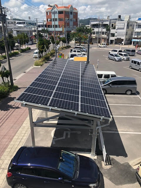 石垣市役所の太陽光パネル