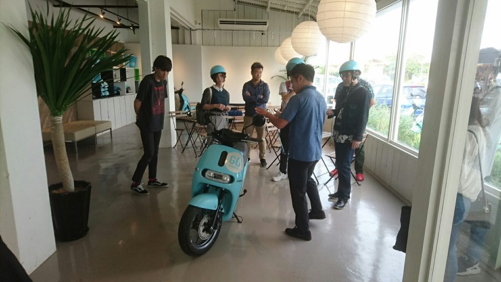 産能大学の生徒に電動バイクの使い方を説明