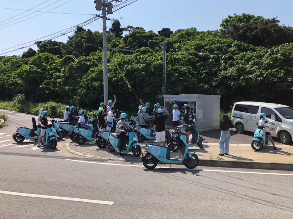 川平湾充電ステーションの前にて
