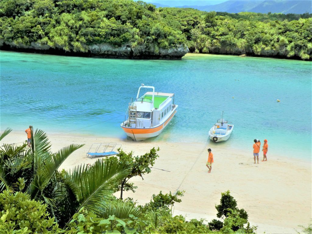 海底玻璃船一景