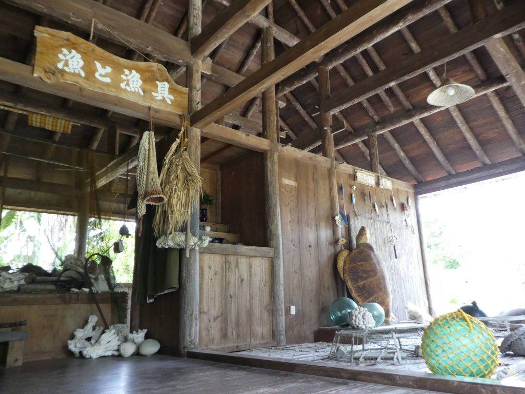 海人之家,展示了海龜與以前的補魚工具
