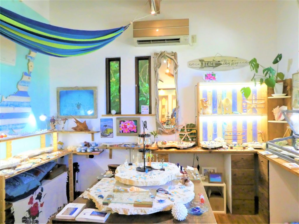 夜光貝 Y's studio是一間充滿各式各樣帶有夢幻色彩的海灘風手工藝品店。