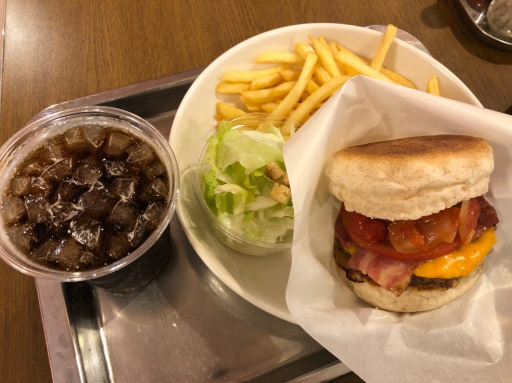 墨西哥醬牛肉堡¥930+A套餐(飲料+沙拉+薯條)¥380