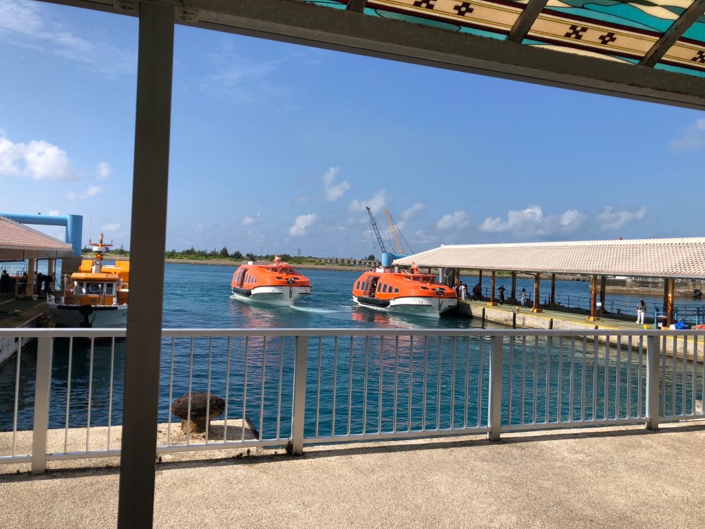 橘色的接駁船通常會停在10號碼頭
