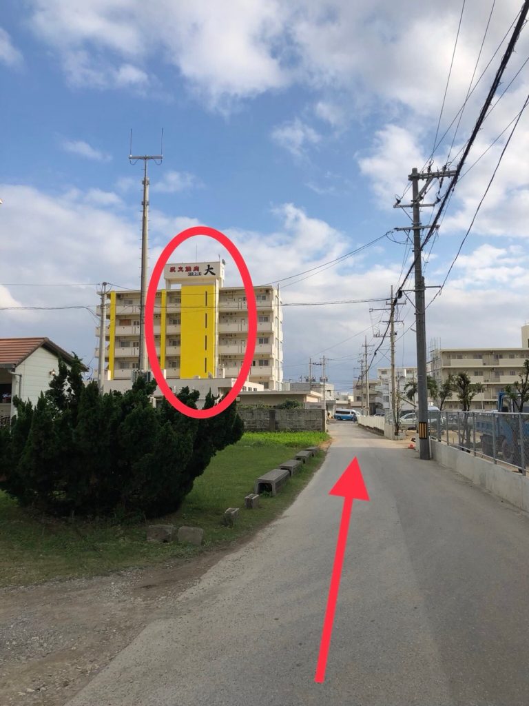 往前走即可看到黃色建築物上面燒肉大的看板