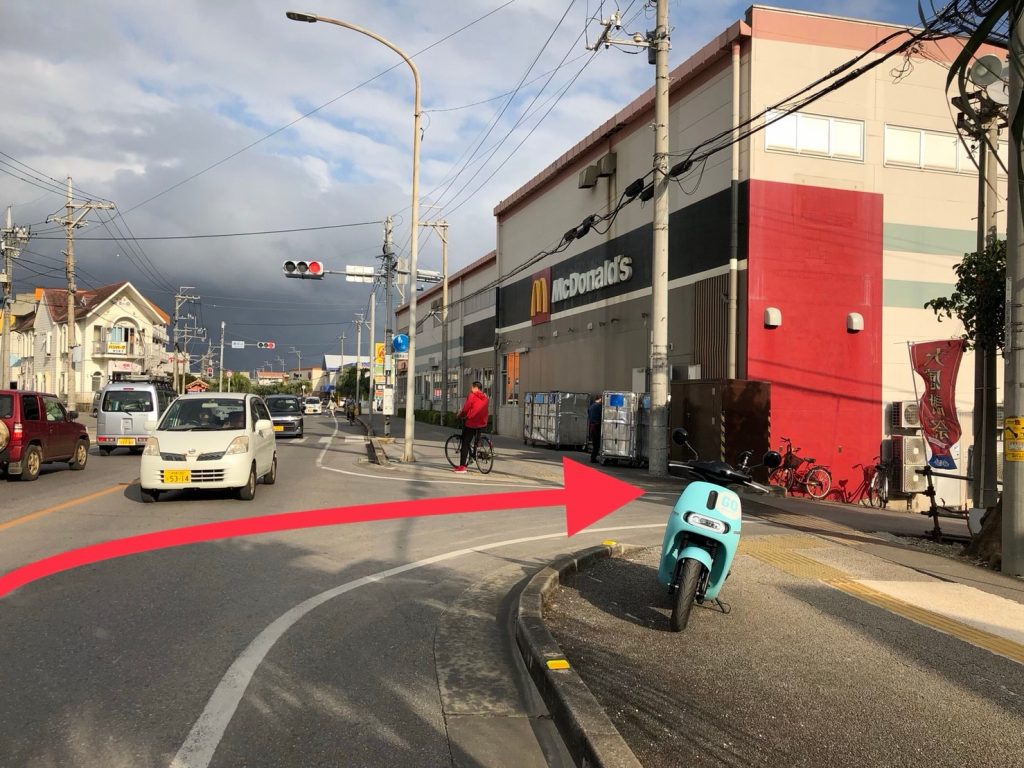 在紅綠燈前,麥當勞旁邊的巷子右轉進入