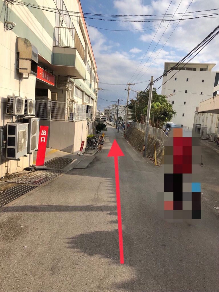進入麥當勞巷子後往前直行
