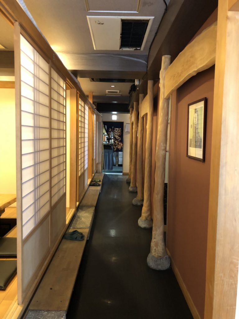長長的走廊拉門內都是包廂式的空間