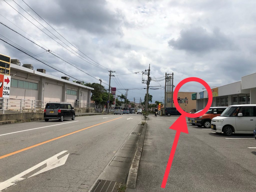 往超市的方向走,花舞空在右手邊