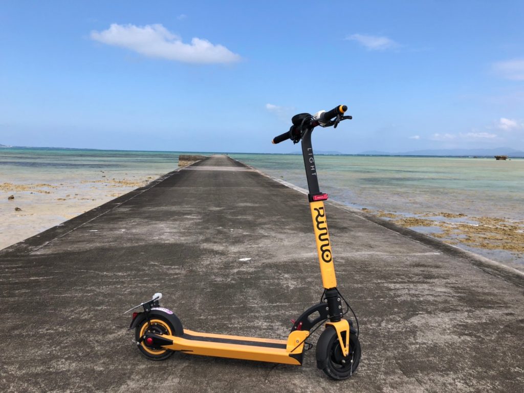 藍天白雲搭配上可愛的滑板車